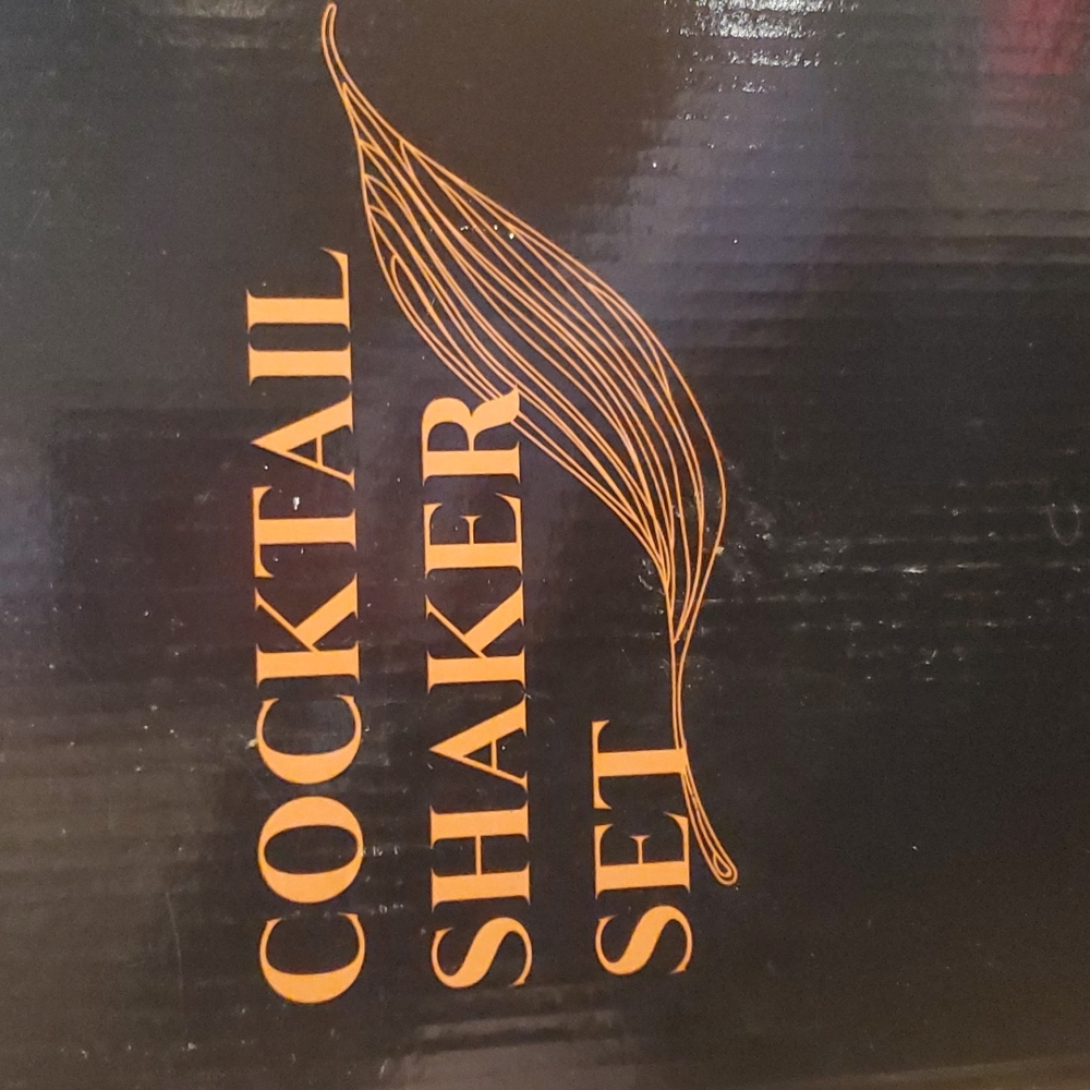 Cocktail shaker set